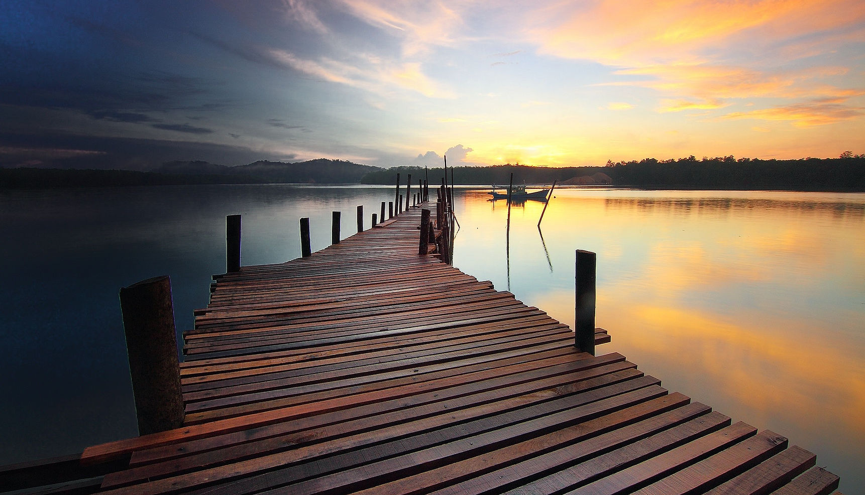 Ponton au coucher du soleil, symbole de sérénité et d'accompagnement